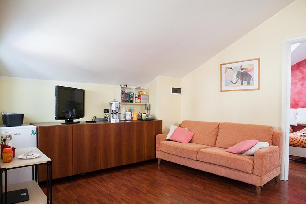 Il Faro Di Manuela Bed & Breakfast Fino Mornasco Exterior photo