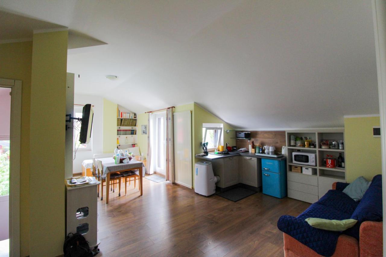 Il Faro Di Manuela Bed & Breakfast Fino Mornasco Exterior photo